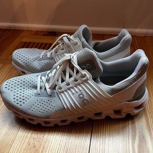 On Cloud ladies size 8.5 nearly new tennis shoes